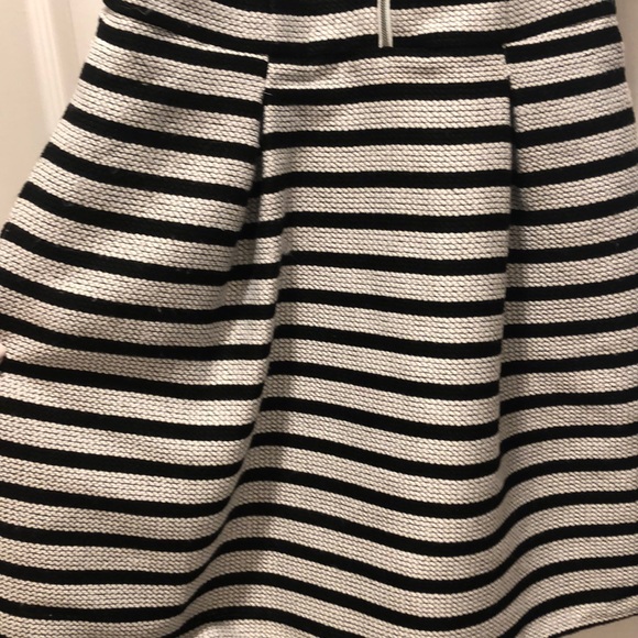 Express Short B&W Stripped Dress with Pockets - Picture 4 of 4